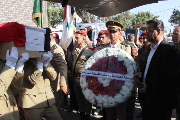 تشييع ضحايا الهجوم الإرهابي على حفل تخريج &quot;الكلية الحربية&quot; في محافظة حمص - سبوتنيك عربي