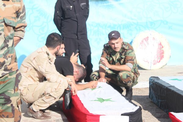 تشييع ضحايا الهجوم الإرهابي على حفل تخريج &quot;الكلية الحربية&quot; في محافظة حمص - سبوتنيك عربي