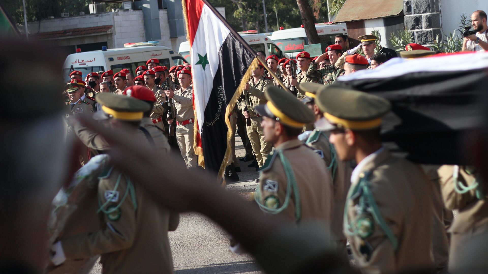 تشيع ضحايا الهجوم الإرهابي على حفل تخريج الكلية الحربية بمحافظة حمص
 - سبوتنيك عربي, 1920, 06.10.2023