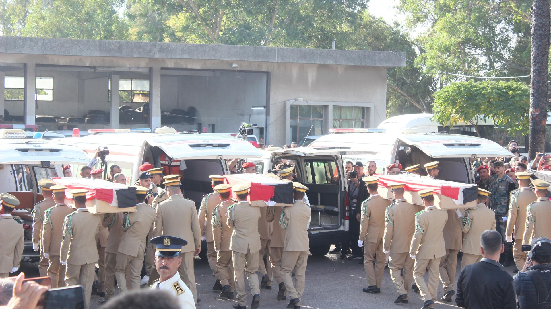 تشيع ضحايا الهجوم الإرهابي على حفل تخريج الكلية الحربية بمحافظة حمص
 - سبوتنيك عربي, 1920, 06.10.2023