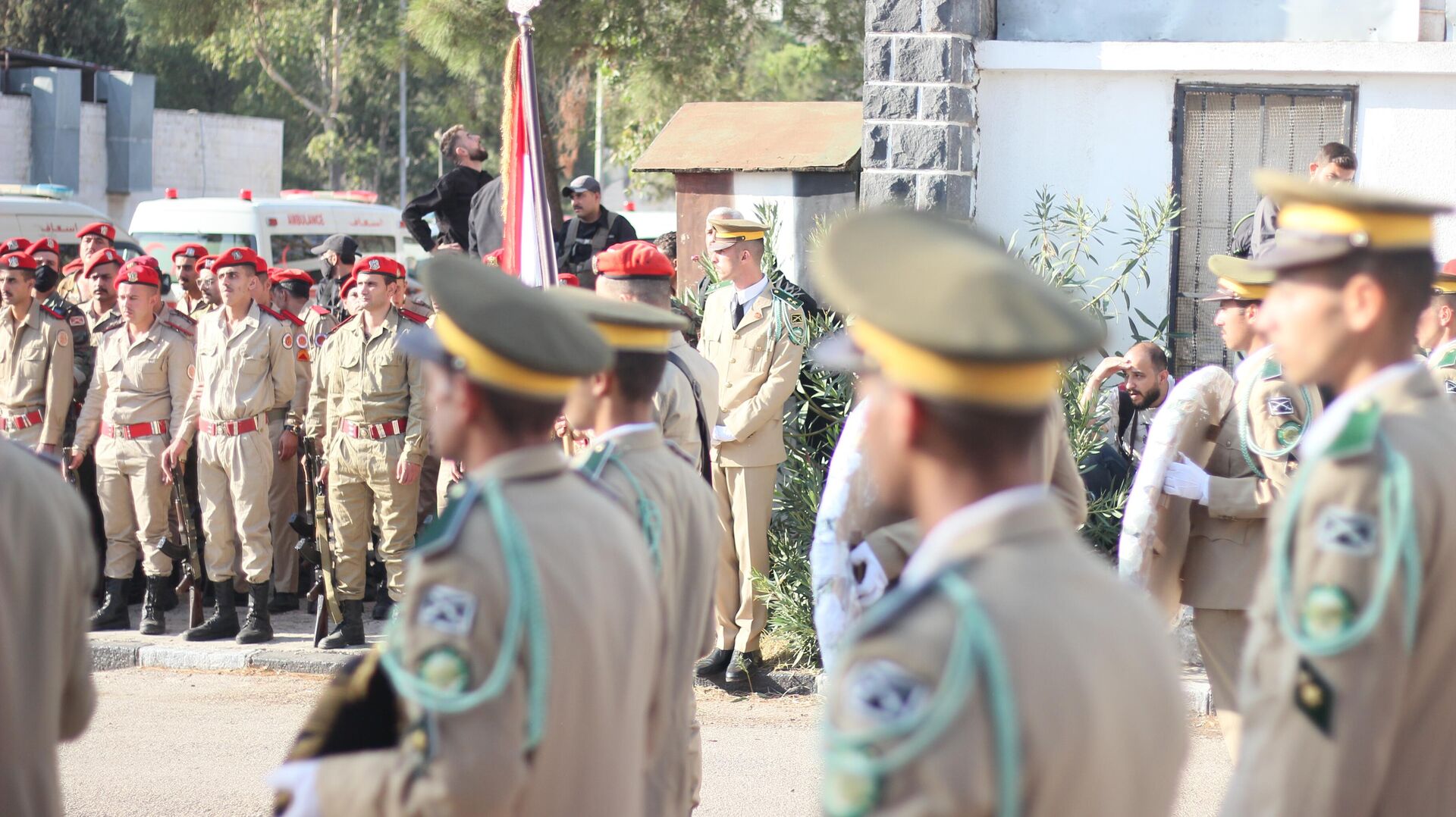 تشيع ضحايا الهجوم الإرهابي على حفل تخريج الكلية الحربية بمحافظة حمص
 - سبوتنيك عربي, 1920, 06.10.2023