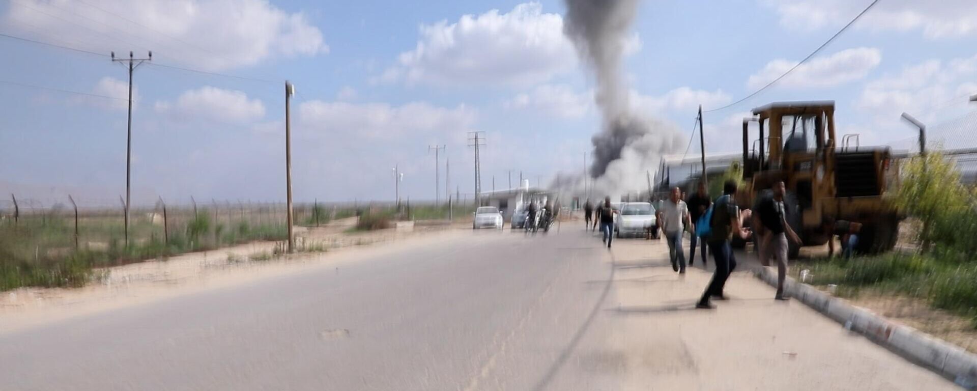 كتائب القسام تعلن السيطرة على معبر “إيرز” والجماهير الفلسطينية تحرق اليات إسرائيلية وسط غزة  - سبوتنيك عربي, 1920, 07.10.2023