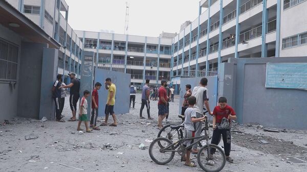  74 ألف فلسطيني نزحوا إلى مدارس الأونروا في قطاع غزة جراء القصف الإسرائيلي المتواصل  - سبوتنيك عربي