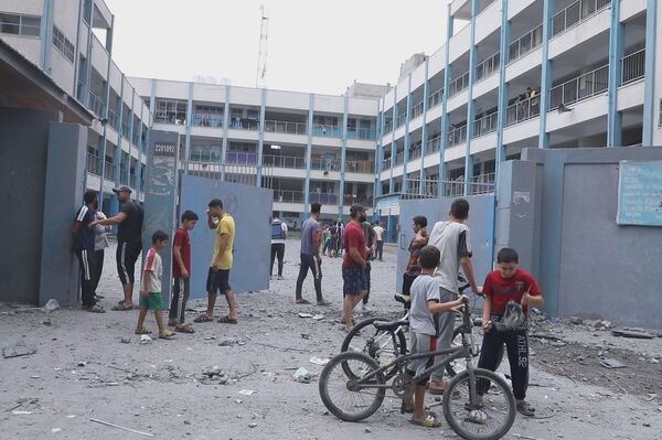  74 ألف فلسطيني نزحوا إلى مدارس الأونروا في قطاع غزة جراء القصف الإسرائيلي المتواصل  - سبوتنيك عربي