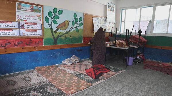  74 ألف فلسطيني نزحوا إلى مدارس الأونروا في قطاع غزة جراء القصف الإسرائيلي المتواصل  - سبوتنيك عربي