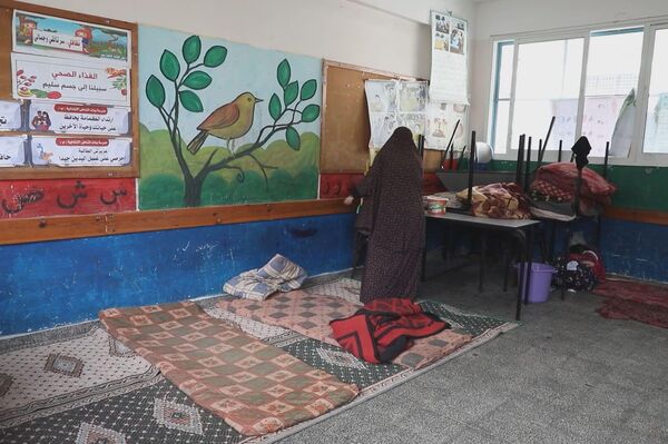  74 ألف فلسطيني نزحوا إلى مدارس الأونروا في قطاع غزة جراء القصف الإسرائيلي المتواصل  - سبوتنيك عربي