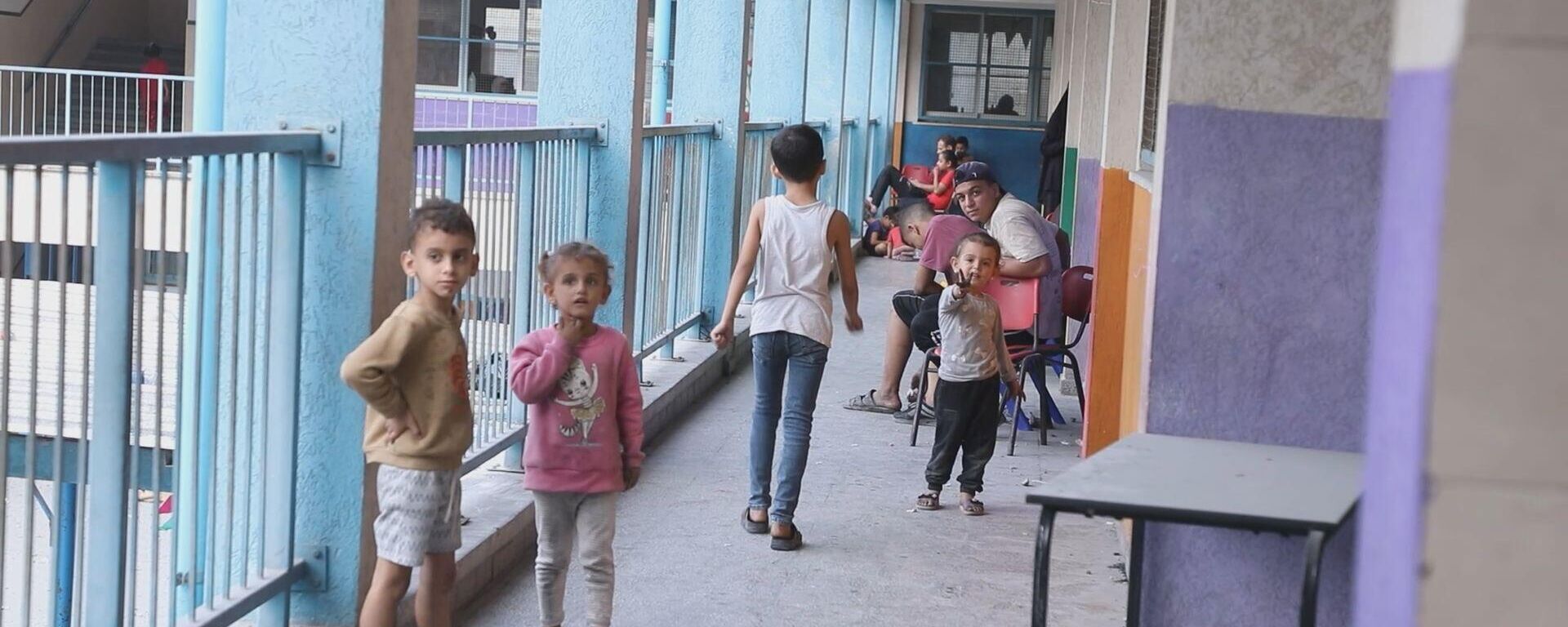  74 ألف فلسطيني نزحوا إلى مدارس الأونروا في قطاع غزة جراء القصف الإسرائيلي المتواصل  - سبوتنيك عربي, 1920, 09.11.2023