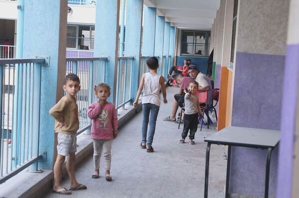  74 ألف فلسطيني نزحوا إلى مدارس الأونروا في قطاع غزة جراء القصف الإسرائيلي المتواصل  - سبوتنيك عربي