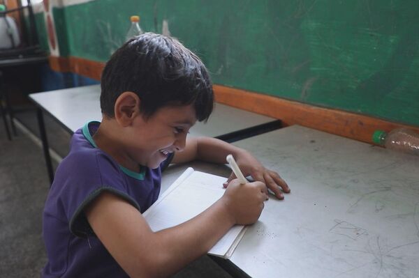  74 ألف فلسطيني نزحوا إلى مدارس الأونروا في قطاع غزة جراء القصف الإسرائيلي المتواصل  - سبوتنيك عربي