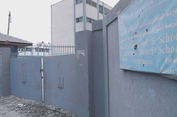  74 ألف فلسطيني نزحوا إلى مدارس الأونروا في قطاع غزة جراء القصف الإسرائيلي المتواصل  - سبوتنيك عربي