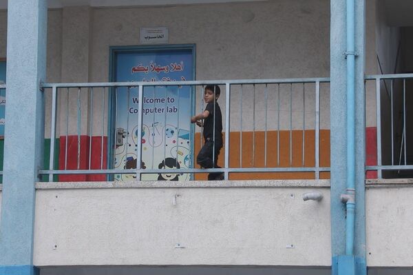  74 ألف فلسطيني نزحوا إلى مدارس الأونروا في قطاع غزة جراء القصف الإسرائيلي المتواصل  - سبوتنيك عربي