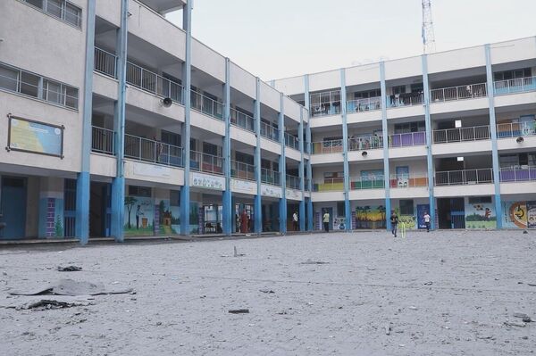  74 ألف فلسطيني نزحوا إلى مدارس الأونروا في قطاع غزة جراء القصف الإسرائيلي المتواصل  - سبوتنيك عربي