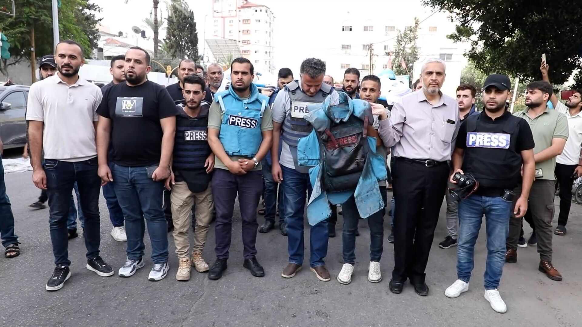 تشييع جثامين الصحفيين سعيد الطويل ومحمد صبح بعد مقتلهما في قصف إسرائيلي بغزة تشييع جثامين الصحفيين سعيد الطويل ومحمد صبح بعد مقتلهما في قصف إسرائيلي بغزة - سبوتنيك عربي, 1920, 10.10.2023