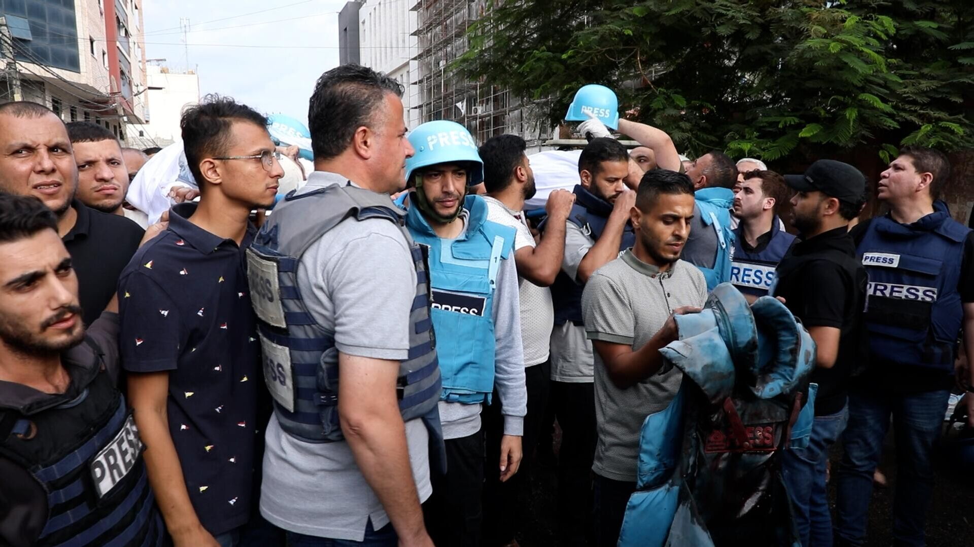 تشييع جثامين الصحفيين سعيد الطويل ومحمد صبح بعد مقتلهما في قصف إسرائيلي بغزة تشييع جثامين الصحفيين سعيد الطويل ومحمد صبح بعد مقتلهما في قصف إسرائيلي بغزة - سبوتنيك عربي, 1920, 10.10.2023