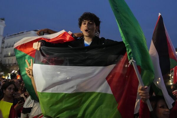 مسيرات شعبية حاشدة لدعم فلسطين في مدريد، إسبانيا - سبوتنيك عربي