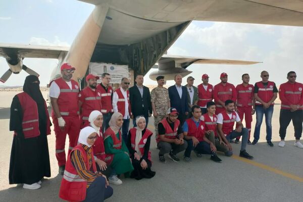 أمجد العضايلة، السفير الأردني في مصر في استقبال طائرة مساعدات مخصصة لقطاع غزة - سبوتنيك عربي