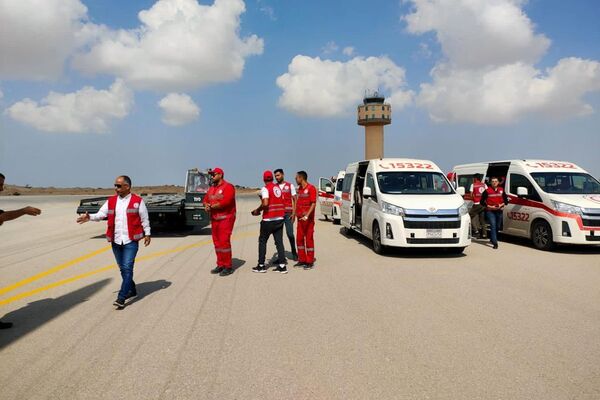 أمجد العضايلة، السفير الأردني في مصر في استقبال طائرة مساعدات مخصصة لقطاع غزة - سبوتنيك عربي