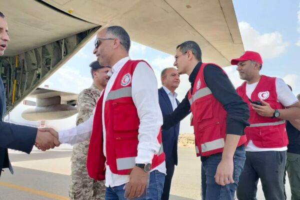 أمجد العضايلة، السفير الأردني في مصر في استقبال طائرة مساعدات مخصصة لقطاع غزة - سبوتنيك عربي