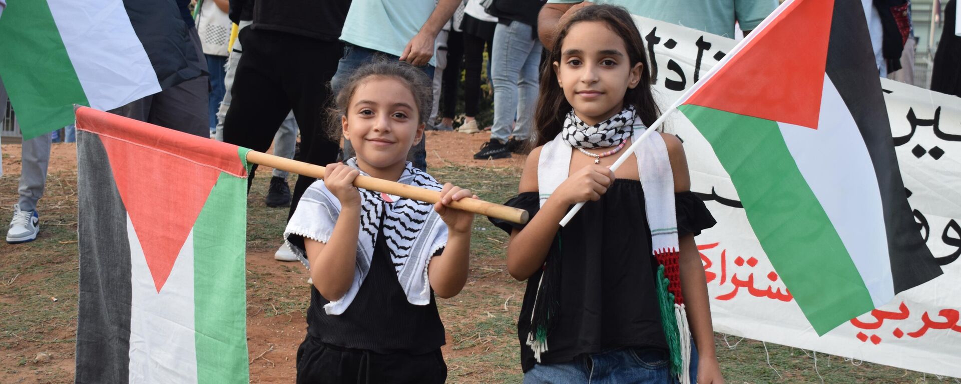 شدوا الرحال إلى فلسطين...فعالية دعم لعملية طوفان الأقصى أمام مقر الإسكوا في بيروت/صور

 - سبوتنيك عربي, 1920, 13.10.2023