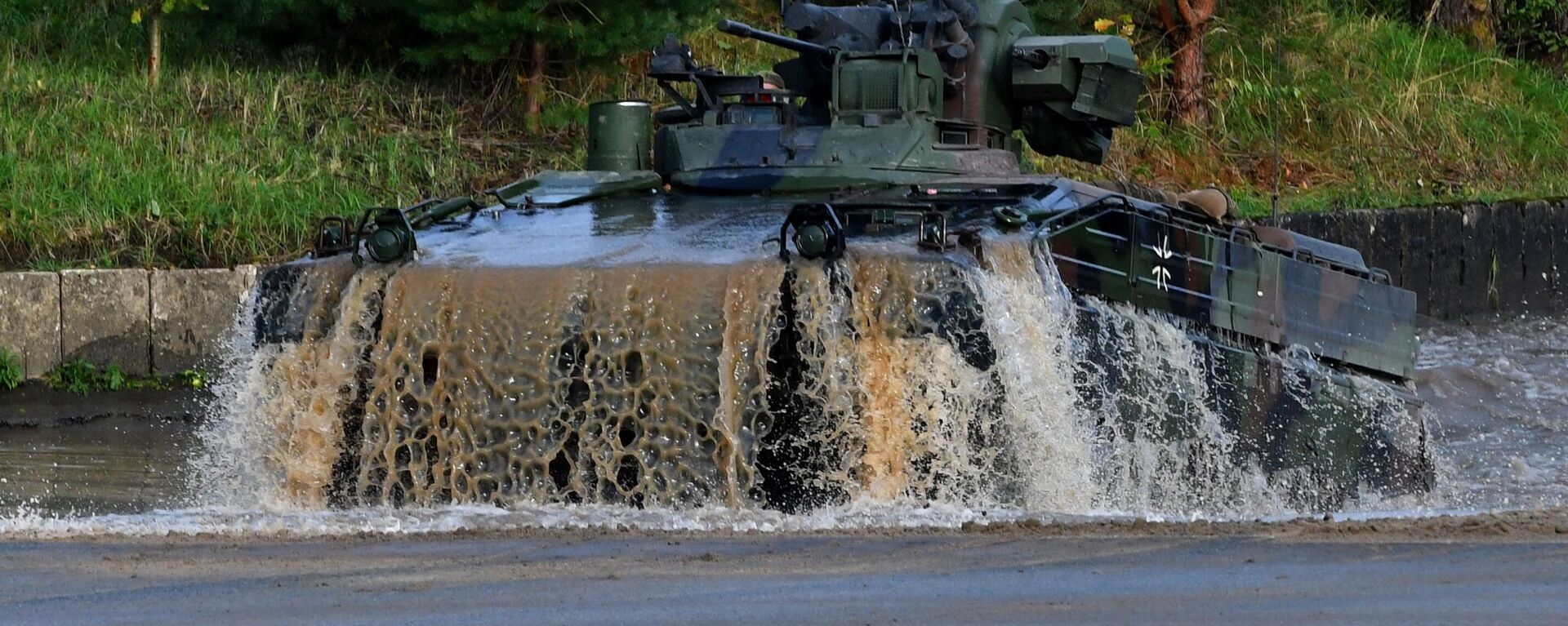 مركبة مشاة ماردر 2 تابعة للقوات المسلحة الألمانية تسير عبر المياه خلال تمرين العمليات البرية 2017 - سبوتنيك عربي, 1920, 14.10.2023