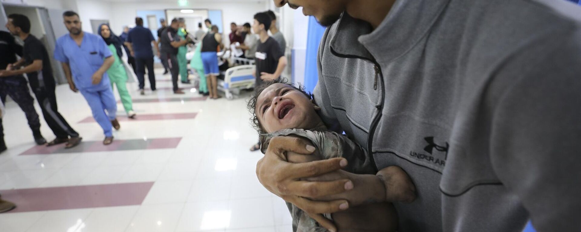 نقل طفل فلسطيني أصيب في غارات إسرائيلية إلى مستشفى الشفاء بغزة، 11 أكتوبر/ تشرين الأول 2023 - سبوتنيك عربي, 1920, 15.11.2023