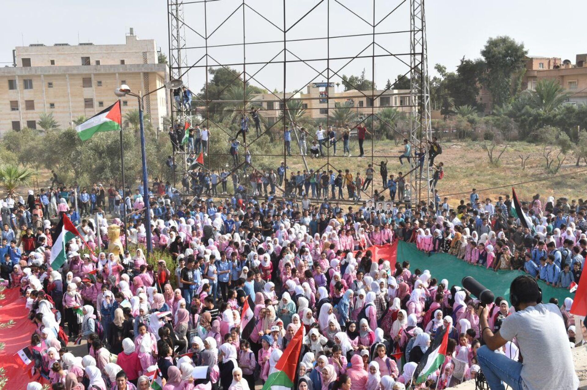 تلاميذ (دير الزور) يطالبون العالم بوقف مجازر إسرائيل في غزة: دمنا فلسطيني - سبوتنيك عربي, 1920, 15.10.2023