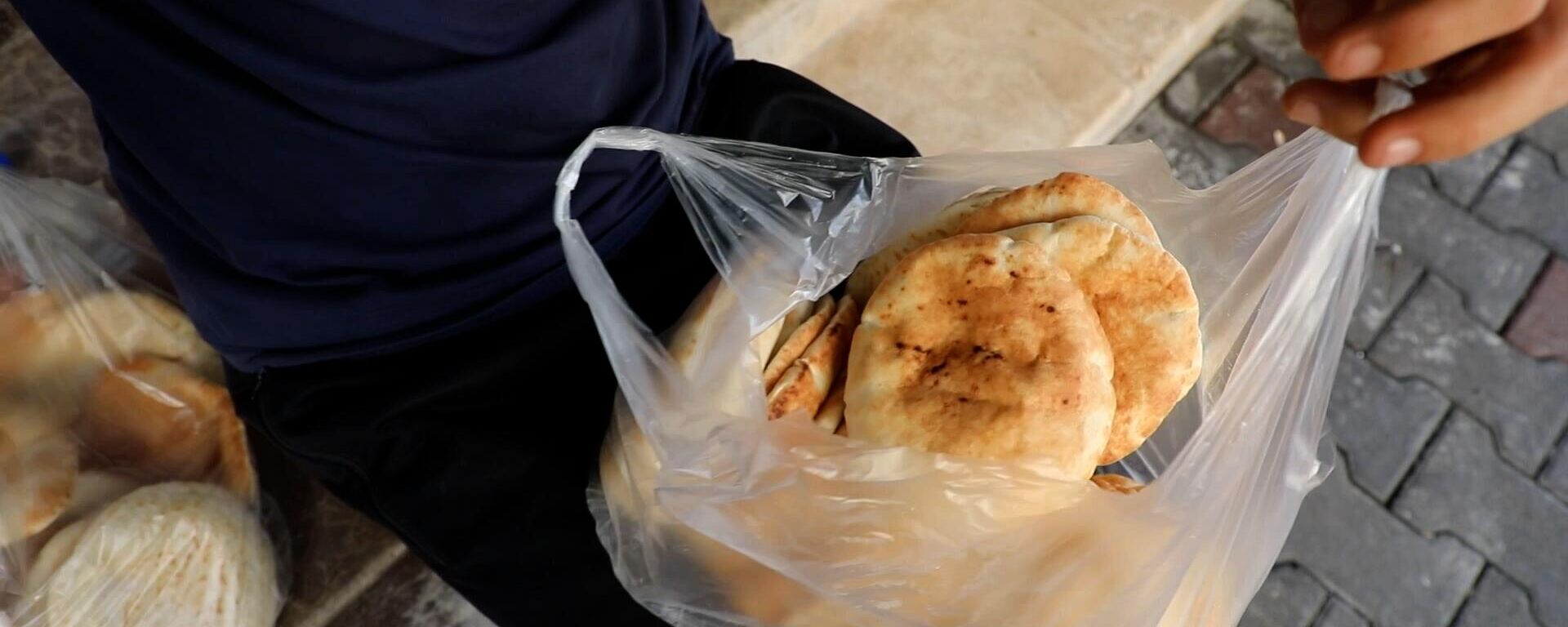 برنامج الأغذية العالمي يحذر من نفاذ مخزون الغذاء في متاجر قطاع غزة خلال 5 أيام وأزمة الخبز تفاقم معاناة الأهالي
 - سبوتنيك عربي, 1920, 16.11.2023