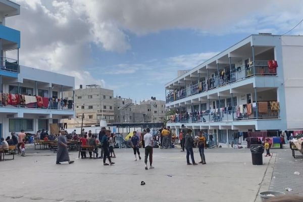 نازحون فلسطينيون في مراكز الإيواء التابعة لـ أونروا في مدينة غزة - سبوتنيك عربي