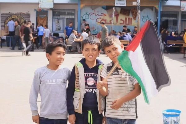 نازحون فلسطينيون في مراكز الإيواء التابعة لـ أونروا في مدينة غزة - سبوتنيك عربي