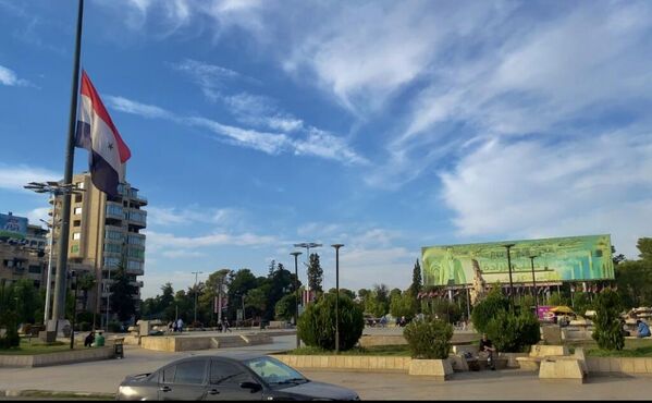 حلب... تنكيس العلم الوطني السوري حدادا على ضحايا مجزرة مستشفى المعمداني - سبوتنيك عربي