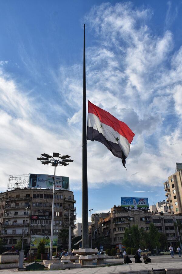 حلب... تنكيس العلم الوطني السوري حدادا على ضحايا مجزرة مستشفى المعمداني - سبوتنيك عربي