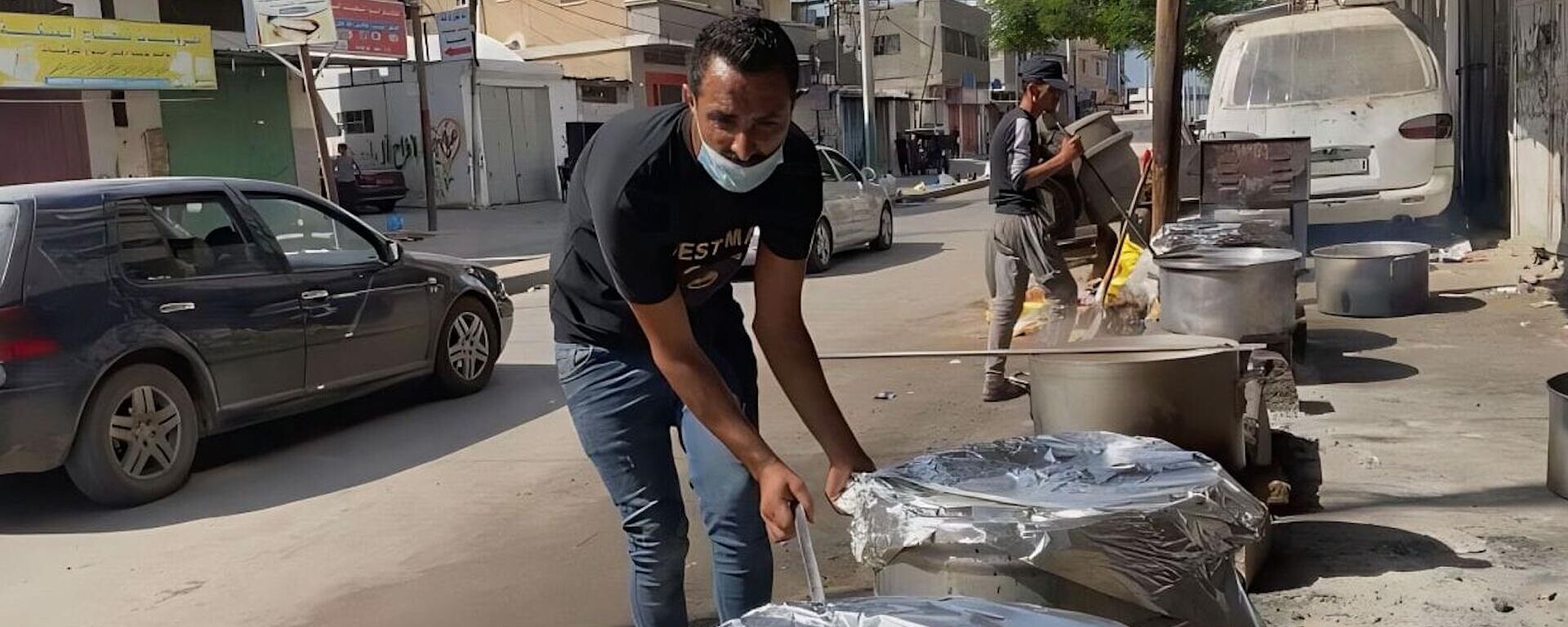 فلسطيني يتطوع لطهي الطعام لمئات النازحين في خان يونس جنوب قطاع غزة
 - سبوتنيك عربي, 1920, 19.10.2023