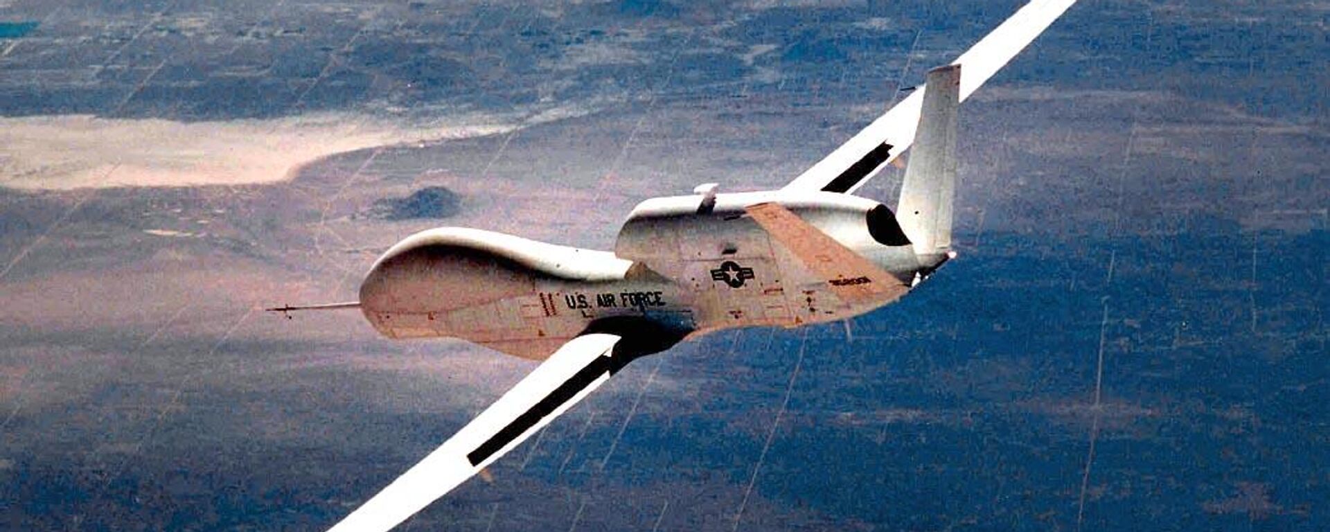 طائرة دون طيار من طراز غلوبال هوك وهي في طريقها للهبوط في قاعدة إدواردز الجوية في كاليفورنيا عام 1999 - سبوتنيك عربي, 1920, 19.10.2023
