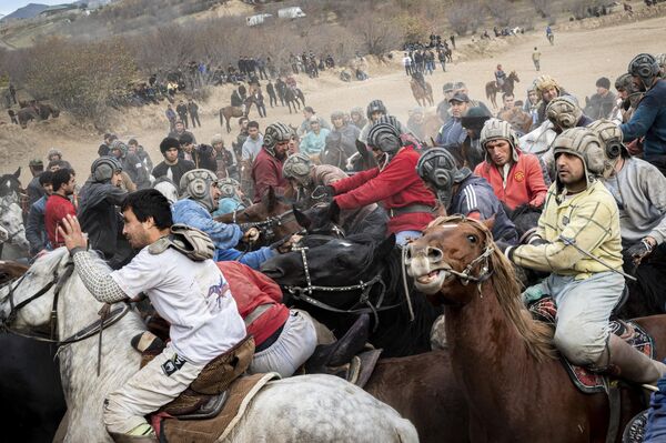 صورة بعنوان &quot;بوزكاشي&quot; ، للمصور الفرنسي لامبرت كولمان، الحاصل على المركز الثاني في فئة &quot;الرياضة&quot;، سلسلة صور.في أوائل نوفمبر/ تشرين الثاني، تقام واحدة من أولى بطولات بوزكاشي الكبيرة (هي اللعبة الأكثر شعبية بين الطاجيك) بالقرب من مصنع الأسمنت في ضواحي دوشانبي. في هذا المجال، يتجمع العشرات من راكبي الخيول، على أمل الفوز بإحدى الجوائز المالية. - سبوتنيك عربي