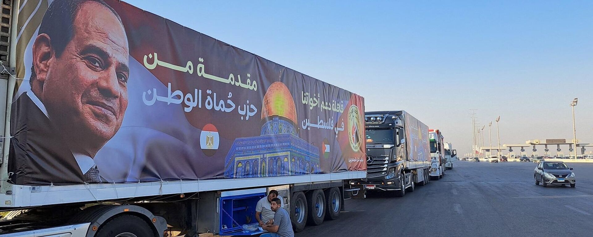 قافلة من الشاحنات تحمل إمدادات مساعدات إلى قطاع غزة من مصر تنتظر المرور من خلال معبر رفح، 16 أكتوبر/ تشرين الأول 2023 - سبوتنيك عربي, 1920, 04.05.2024