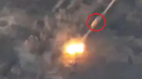 صاروخ روسي يخترق ناقلة جند أوكرانية  - سبوتنيك عربي