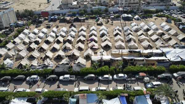 أول مخيم للنازحين تقيمه الأنروا في خانيونس، للنازحين من بيوتهم، جنوب قطاع غزة - سبوتنيك عربي