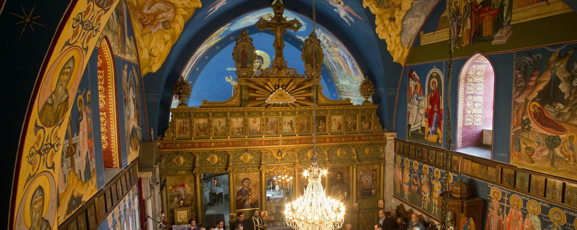 فلسطينيون يصلون خلال جنازة سالم بول سويليم داخل كنيسة القديس بورفيريوس في مدينة غزة, 20  نوفمبر,2012.  - سبوتنيك عربي, 1920, 21.07.2025