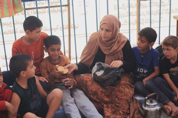 نازحة تروي أهوال طريق النزوح ومعاناة النازحين داخل مراكز الايواء في خان يونس جنوب قطاع غزة - سبوتنيك عربي
