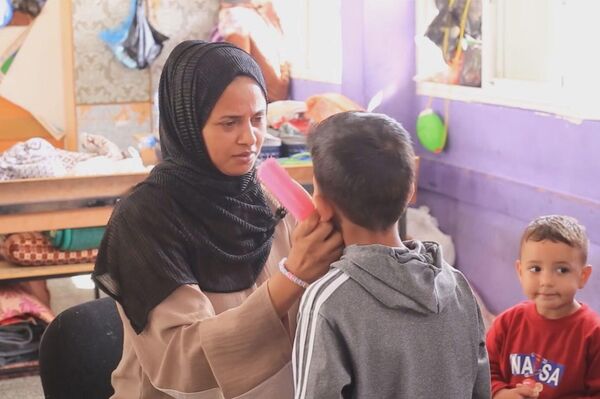 نازحة تروي أهوال طريق النزوح ومعاناة النازحين داخل مراكز الايواء في خان يونس جنوب قطاع غزة - سبوتنيك عربي