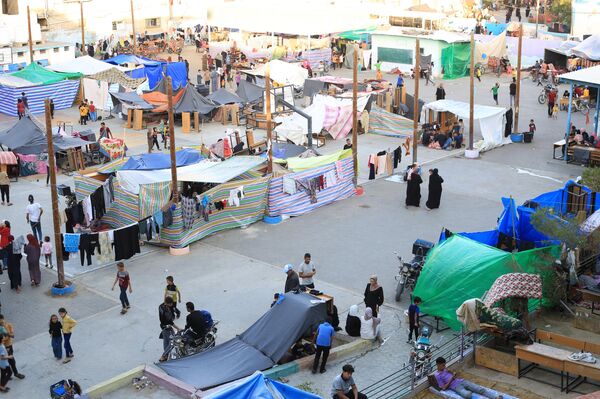 نازحة تروي أهوال طريق النزوح ومعاناة النازحين داخل مراكز الايواء في خان يونس جنوب قطاع غزة - سبوتنيك عربي