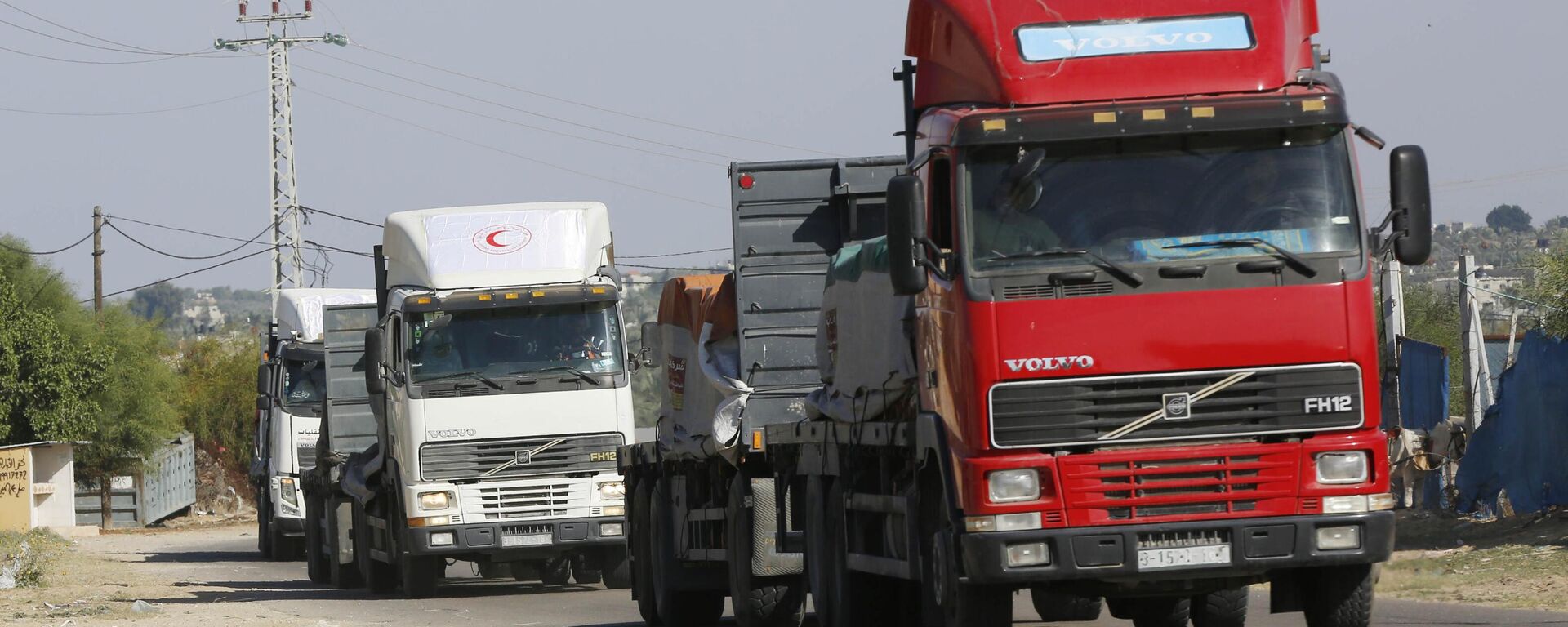 وصول قافلة المساعدات إلى مخازن الأونروا في دير البلح وسط قطاع غزة بعد دخولها إلى قطاع غزة صباح اليوم من الجانب المصري - سبوتنيك عربي, 1920, 03.03.2025