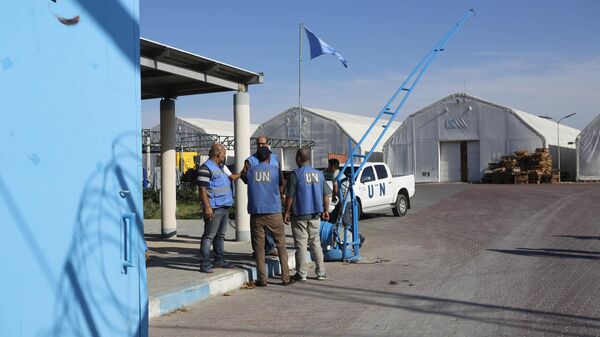 وصول قافلة المساعدات إلى مخازن الأونروا في دير البلح وسط قطاع غزة بعد دخولها إلى قطاع غزة صباح اليوم من الجانب المصري - سبوتنيك عربي