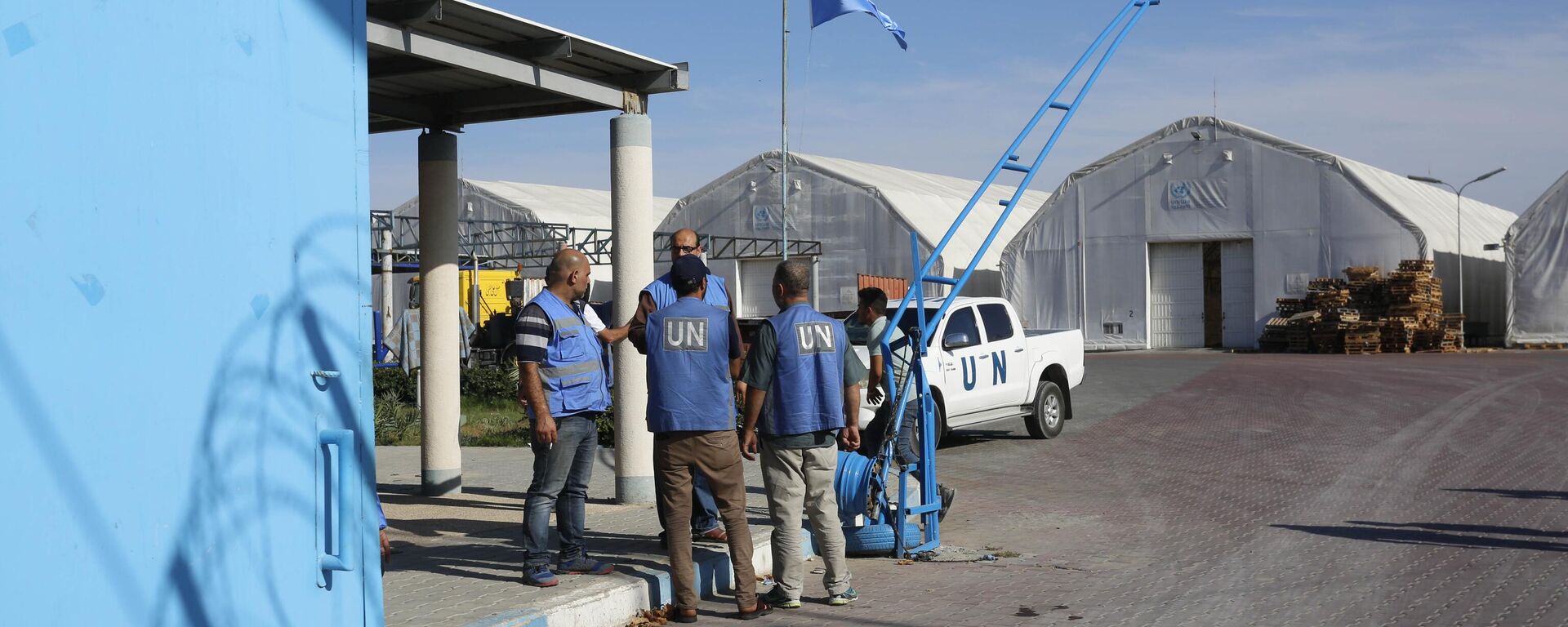 وصول قافلة المساعدات إلى مخازن الأونروا في دير البلح وسط قطاع غزة بعد دخولها إلى قطاع غزة صباح اليوم من الجانب المصري - سبوتنيك عربي, 1920, 30.12.2025