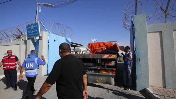 وصول قافلة المساعدات إلى مخازن الأونروا في دير البلح وسط قطاع غزة بعد دخولها إلى قطاع غزة صباح اليوم من الجانب المصري - سبوتنيك عربي