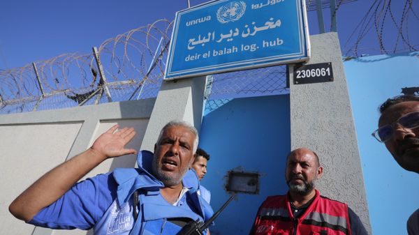 وصول قافلة المساعدات إلى مخازن الأونروا في دير البلح وسط قطاع غزة بعد دخولها إلى قطاع غزة صباح اليوم من الجانب المصري - سبوتنيك عربي