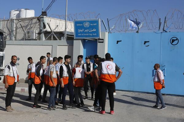 وصول قافلة المساعدات إلى مخازن الأونروا في دير البلح وسط قطاع غزة بعد دخولها إلى قطاع غزة صباح اليوم من الجانب المصري - سبوتنيك عربي