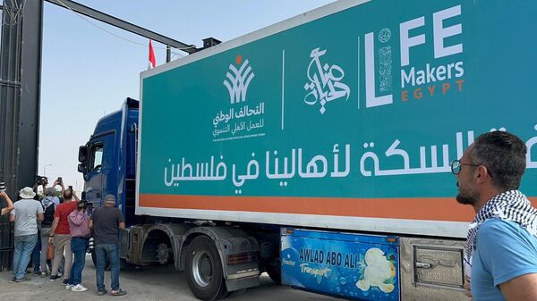 بدء دخول شاحنات المساعدات عبر معبر رفح لقطاع غزة - سبوتنيك عربي