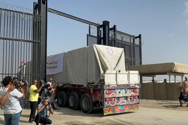 بدء دخول شاحنات المساعدات عبر معبر رفح لقطاع غزة - سبوتنيك عربي