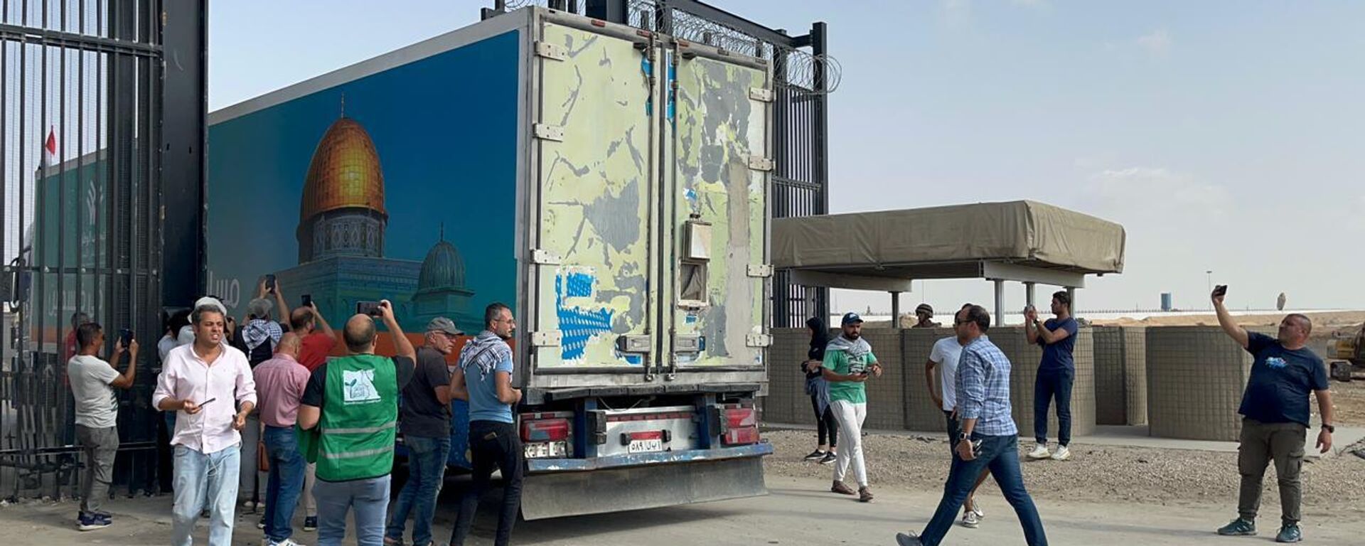 بدء دخول شاحنات المساعدات عبر معبر رفح لقطاع غزة - سبوتنيك عربي, 1920, 27.10.2023